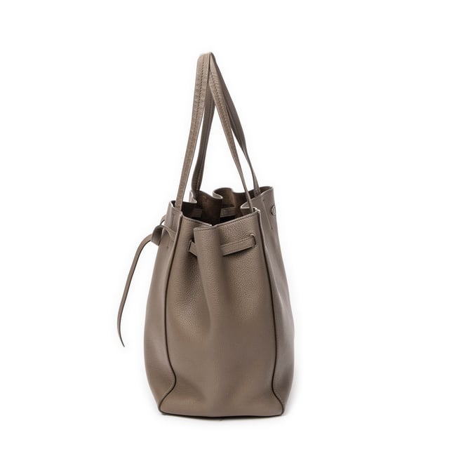 Celine Small Cabas Phantom Tote en Marrón Piel de becerro Celine Bolsos Small Cabas Phantom Tote Bolso de hombro en Marrón Piel de becerro y Oro hardware. El producto esta en Excelentes Condiciones (A).
Dimensiones: 0x0x0 cm
Accesorios incluidos: Dustbag
Notas de Exterior: Notas: asas e interior ligeramente desgastados, ligeros rasguños en las esquinas inferiores, pequeñas grietas en el borde superior
BrandCo Paris encuentra artículos raros y en las mejores condiciones a precios increíbles. ¡Vale la pena tener paciencia! Compra con confianza: todos los artículos de BrandCo Paris son seleccionados y autenticados cuidadosamente por nuestro equipo de expertos.
Todos los artículos vienen con un certificado de autenticidad y un embalaje entregado por BrandCo Paris.
Tabla de clasificación de la condición del artículo
N (como nuevo)
AA (perfecto estado)
A (excelente estado)
AB (muy buen estado)
B (bueno/regular)