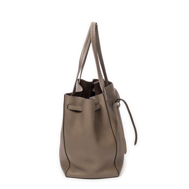 Celine Small Cabas Phantom Tote en Marrón Piel de becerro Celine Bolsos Small Cabas Phantom Tote Bolso de hombro en Marrón Piel de becerro y Oro hardware. El producto esta en Excelentes Condiciones (A).
Dimensiones: 0x0x0 cm
Accesorios incluidos: Dustbag
Notas de Exterior: Notas: asas e interior ligeramente desgastados, ligeros rasguños en las esquinas inferiores, pequeñas grietas en el borde superior
BrandCo Paris encuentra artículos raros y en las mejores condiciones a precios increíbles. ¡Vale la pena tener paciencia! Compra con confianza: todos los artículos de BrandCo Paris son seleccionados y autenticados cuidadosamente por nuestro equipo de expertos.
Todos los artículos vienen con un certificado de autenticidad y un embalaje entregado por BrandCo Paris.
Tabla de clasificación de la condición del artículo
N (como nuevo)
AA (perfecto estado)
A (excelente estado)
AB (muy buen estado)
B (bueno/regular)