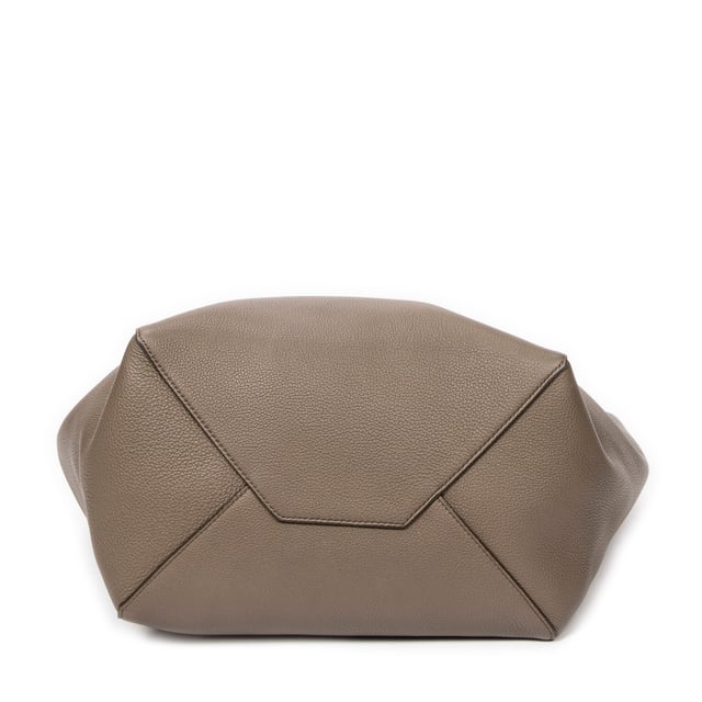 Celine Small Cabas Phantom Tote en Marrón Piel de becerro Celine Bolsos Small Cabas Phantom Tote Bolso de hombro en Marrón Piel de becerro y Oro hardware. El producto esta en Excelentes Condiciones (A).
Dimensiones: 0x0x0 cm
Accesorios incluidos: Dustbag
Notas de Exterior: Notas: asas e interior ligeramente desgastados, ligeros rasguños en las esquinas inferiores, pequeñas grietas en el borde superior
BrandCo Paris encuentra artículos raros y en las mejores condiciones a precios increíbles. ¡Vale la pena tener paciencia! Compra con confianza: todos los artículos de BrandCo Paris son seleccionados y autenticados cuidadosamente por nuestro equipo de expertos.
Todos los artículos vienen con un certificado de autenticidad y un embalaje entregado por BrandCo Paris.
Tabla de clasificación de la condición del artículo
N (como nuevo)
AA (perfecto estado)
A (excelente estado)
AB (muy buen estado)
B (bueno/regular)