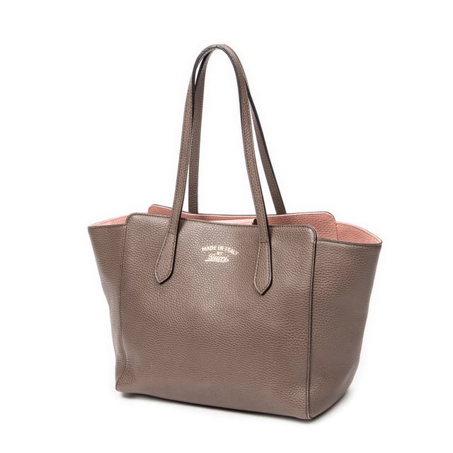Gucci Tassen Small Swing Tote  Schoudertas in de Taupe/Roze Kalfsleer in de Goud  hardware. Het product is in In Uitstekende Staat (A).
  Afmetingen: 27x23x16 cm 
  Inclusief accessoires: None
  Opmerkingen over de buitenkant: Lichte slijtage op de onderste hoeken, Lichte gekreukte buitenkant
  BrandCo Paris vindt zeldzame artikelen in de beste staat voor ongelooflijke prijzen. Het is de moeite waard om geduldig te zijn! Koop met vertrouwen: alle artikelen van BrandCo Paris worden zorgvuldig geselecteerd en geverifieerd door ons team van experts.

  Alle artikelen worden geleverd met een certificaat van echtheid en verpakt door BrandCo Paris.

  Classificatietabel voor de conditie van het artikel:

  N (als nieuw)
  AA (perfecte staat)
  A (uitstekende staat)
  AB (zeer goede staat)
  B (goede/redelijke staat)