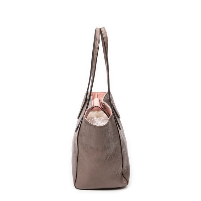 Gucci Tassen Small Swing Tote  Schoudertas in de Taupe/Roze Kalfsleer in de Goud  hardware. Het product is in In Uitstekende Staat (A).
  Afmetingen: 27x23x16 cm 
  Inclusief accessoires: None
  Opmerkingen over de buitenkant: Lichte slijtage op de onderste hoeken, Lichte gekreukte buitenkant
  BrandCo Paris vindt zeldzame artikelen in de beste staat voor ongelooflijke prijzen. Het is de moeite waard om geduldig te zijn! Koop met vertrouwen: alle artikelen van BrandCo Paris worden zorgvuldig geselecteerd en geverifieerd door ons team van experts.

  Alle artikelen worden geleverd met een certificaat van echtheid en verpakt door BrandCo Paris.

  Classificatietabel voor de conditie van het artikel:

  N (als nieuw)
  AA (perfecte staat)
  A (uitstekende staat)
  AB (zeer goede staat)
  B (goede/redelijke staat)