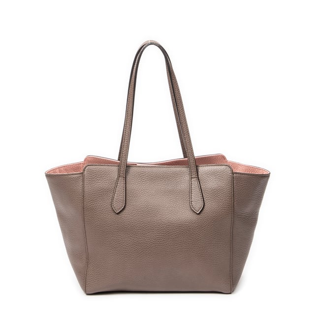 Gucci Tassen Small Swing Tote  Schoudertas in de Taupe/Roze Kalfsleer in de Goud  hardware. Het product is in In Uitstekende Staat (A).
  Afmetingen: 27x23x16 cm 
  Inclusief accessoires: None
  Opmerkingen over de buitenkant: Lichte slijtage op de onderste hoeken, Lichte gekreukte buitenkant
  BrandCo Paris vindt zeldzame artikelen in de beste staat voor ongelooflijke prijzen. Het is de moeite waard om geduldig te zijn! Koop met vertrouwen: alle artikelen van BrandCo Paris worden zorgvuldig geselecteerd en geverifieerd door ons team van experts.

  Alle artikelen worden geleverd met een certificaat van echtheid en verpakt door BrandCo Paris.

  Classificatietabel voor de conditie van het artikel:

  N (als nieuw)
  AA (perfecte staat)
  A (uitstekende staat)
  AB (zeer goede staat)
  B (goede/redelijke staat)