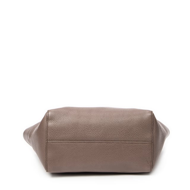 Gucci Tassen Small Swing Tote  Schoudertas in de Taupe/Roze Kalfsleer in de Goud  hardware. Het product is in In Uitstekende Staat (A).
  Afmetingen: 27x23x16 cm 
  Inclusief accessoires: None
  Opmerkingen over de buitenkant: Lichte slijtage op de onderste hoeken, Lichte gekreukte buitenkant
  BrandCo Paris vindt zeldzame artikelen in de beste staat voor ongelooflijke prijzen. Het is de moeite waard om geduldig te zijn! Koop met vertrouwen: alle artikelen van BrandCo Paris worden zorgvuldig geselecteerd en geverifieerd door ons team van experts.

  Alle artikelen worden geleverd met een certificaat van echtheid en verpakt door BrandCo Paris.

  Classificatietabel voor de conditie van het artikel:

  N (als nieuw)
  AA (perfecte staat)
  A (uitstekende staat)
  AB (zeer goede staat)
  B (goede/redelijke staat)