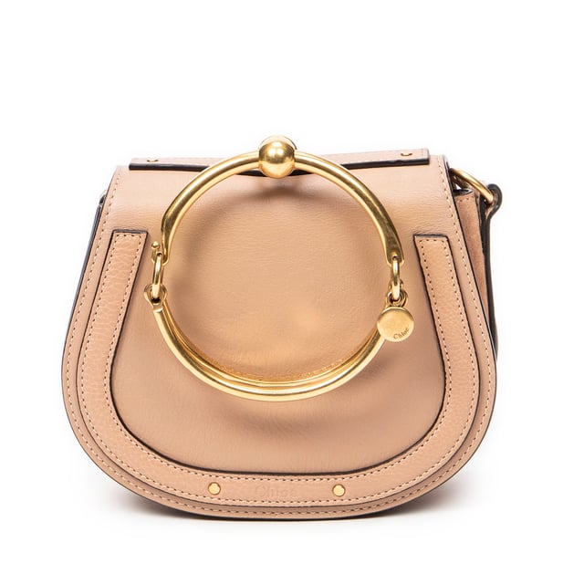 Chloé Bolsos Small Nile Bracelet Bag  Bolso de hombro en Beige Piel de becerro y Oro hardware. El producto esta en Excelentes Condiciones (A).
  Dimensiones: 19x15x6 cm 
  Accesorios incluidos: Strap
  Notas de Exterior: Rasguños leves en el cuerpo exterior, Pequeñas abolladuras en el cuerpo exterior
Notas de Hardware: Ligeramente descolorido
  BrandCo Paris encuentra artículos raros y en las mejores condiciones a precios increíbles. ¡Vale la pena tener paciencia! Compra con confianza: todos los artículos de BrandCo Paris son seleccionados y autenticados cuidadosamente por nuestro equipo de expertos.
  Todos los artículos vienen con un certificado de autenticidad y un embalaje entregado por BrandCo Paris.
  Tabla de clasificación de la condición del artículo
  N (como nuevo)
  AA (perfecto estado)
  A (excelente estado)
  AB (muy buen estado)
  B (bueno/regular)