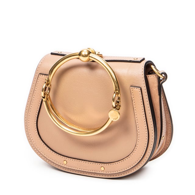 Chloé Bolsos Small Nile Bracelet Bag  Bolso de hombro en Beige Piel de becerro y Oro hardware. El producto esta en Excelentes Condiciones (A).
  Dimensiones: 19x15x6 cm 
  Accesorios incluidos: Strap
  Notas de Exterior: Rasguños leves en el cuerpo exterior, Pequeñas abolladuras en el cuerpo exterior
Notas de Hardware: Ligeramente descolorido
  BrandCo Paris encuentra artículos raros y en las mejores condiciones a precios increíbles. ¡Vale la pena tener paciencia! Compra con confianza: todos los artículos de BrandCo Paris son seleccionados y autenticados cuidadosamente por nuestro equipo de expertos.
  Todos los artículos vienen con un certificado de autenticidad y un embalaje entregado por BrandCo Paris.
  Tabla de clasificación de la condición del artículo
  N (como nuevo)
  AA (perfecto estado)
  A (excelente estado)
  AB (muy buen estado)
  B (bueno/regular)