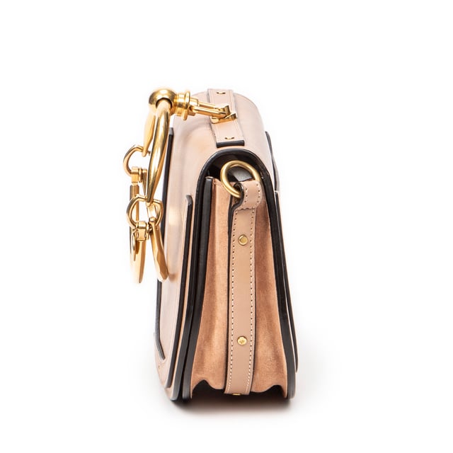 Chloé Bolsos Small Nile Bracelet Bag  Bolso de hombro en Beige Piel de becerro y Oro hardware. El producto esta en Excelentes Condiciones (A).
  Dimensiones: 19x15x6 cm 
  Accesorios incluidos: Strap
  Notas de Exterior: Rasguños leves en el cuerpo exterior, Pequeñas abolladuras en el cuerpo exterior
Notas de Hardware: Ligeramente descolorido
  BrandCo Paris encuentra artículos raros y en las mejores condiciones a precios increíbles. ¡Vale la pena tener paciencia! Compra con confianza: todos los artículos de BrandCo Paris son seleccionados y autenticados cuidadosamente por nuestro equipo de expertos.
  Todos los artículos vienen con un certificado de autenticidad y un embalaje entregado por BrandCo Paris.
  Tabla de clasificación de la condición del artículo
  N (como nuevo)
  AA (perfecto estado)
  A (excelente estado)
  AB (muy buen estado)
  B (bueno/regular)