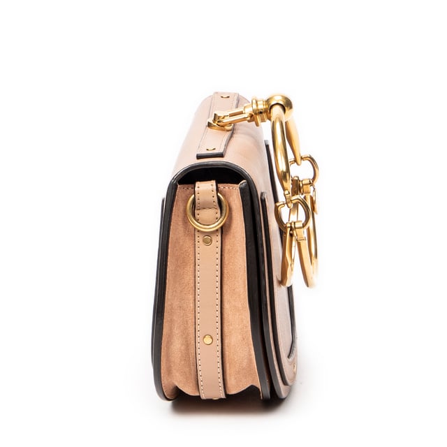 Chloé Bolsos Small Nile Bracelet Bag  Bolso de hombro en Beige Piel de becerro y Oro hardware. El producto esta en Excelentes Condiciones (A).
  Dimensiones: 19x15x6 cm 
  Accesorios incluidos: Strap
  Notas de Exterior: Rasguños leves en el cuerpo exterior, Pequeñas abolladuras en el cuerpo exterior
Notas de Hardware: Ligeramente descolorido
  BrandCo Paris encuentra artículos raros y en las mejores condiciones a precios increíbles. ¡Vale la pena tener paciencia! Compra con confianza: todos los artículos de BrandCo Paris son seleccionados y autenticados cuidadosamente por nuestro equipo de expertos.
  Todos los artículos vienen con un certificado de autenticidad y un embalaje entregado por BrandCo Paris.
  Tabla de clasificación de la condición del artículo
  N (como nuevo)
  AA (perfecto estado)
  A (excelente estado)
  AB (muy buen estado)
  B (bueno/regular)