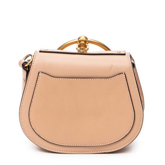 Chloé Bolsos Small Nile Bracelet Bag  Bolso de hombro en Beige Piel de becerro y Oro hardware. El producto esta en Excelentes Condiciones (A).
  Dimensiones: 19x15x6 cm 
  Accesorios incluidos: Strap
  Notas de Exterior: Rasguños leves en el cuerpo exterior, Pequeñas abolladuras en el cuerpo exterior
Notas de Hardware: Ligeramente descolorido
  BrandCo Paris encuentra artículos raros y en las mejores condiciones a precios increíbles. ¡Vale la pena tener paciencia! Compra con confianza: todos los artículos de BrandCo Paris son seleccionados y autenticados cuidadosamente por nuestro equipo de expertos.
  Todos los artículos vienen con un certificado de autenticidad y un embalaje entregado por BrandCo Paris.
  Tabla de clasificación de la condición del artículo
  N (como nuevo)
  AA (perfecto estado)
  A (excelente estado)
  AB (muy buen estado)
  B (bueno/regular)