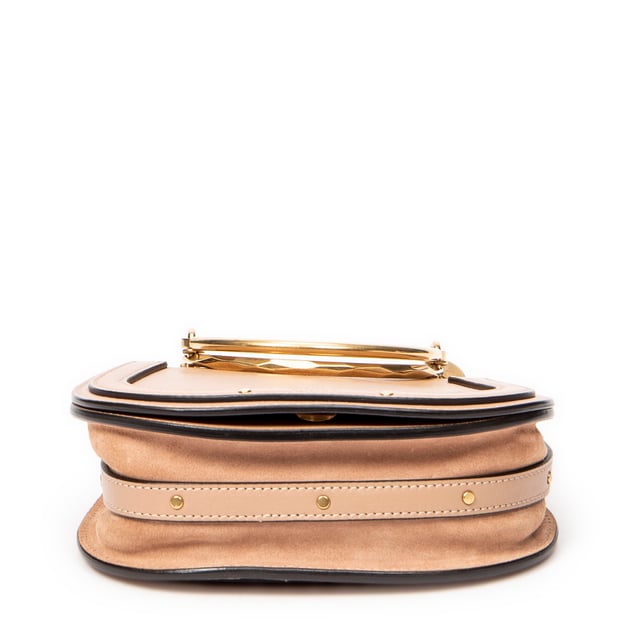 Chloé Bolsos Small Nile Bracelet Bag  Bolso de hombro en Beige Piel de becerro y Oro hardware. El producto esta en Excelentes Condiciones (A).
  Dimensiones: 19x15x6 cm 
  Accesorios incluidos: Strap
  Notas de Exterior: Rasguños leves en el cuerpo exterior, Pequeñas abolladuras en el cuerpo exterior
Notas de Hardware: Ligeramente descolorido
  BrandCo Paris encuentra artículos raros y en las mejores condiciones a precios increíbles. ¡Vale la pena tener paciencia! Compra con confianza: todos los artículos de BrandCo Paris son seleccionados y autenticados cuidadosamente por nuestro equipo de expertos.
  Todos los artículos vienen con un certificado de autenticidad y un embalaje entregado por BrandCo Paris.
  Tabla de clasificación de la condición del artículo
  N (como nuevo)
  AA (perfecto estado)
  A (excelente estado)
  AB (muy buen estado)
  B (bueno/regular)