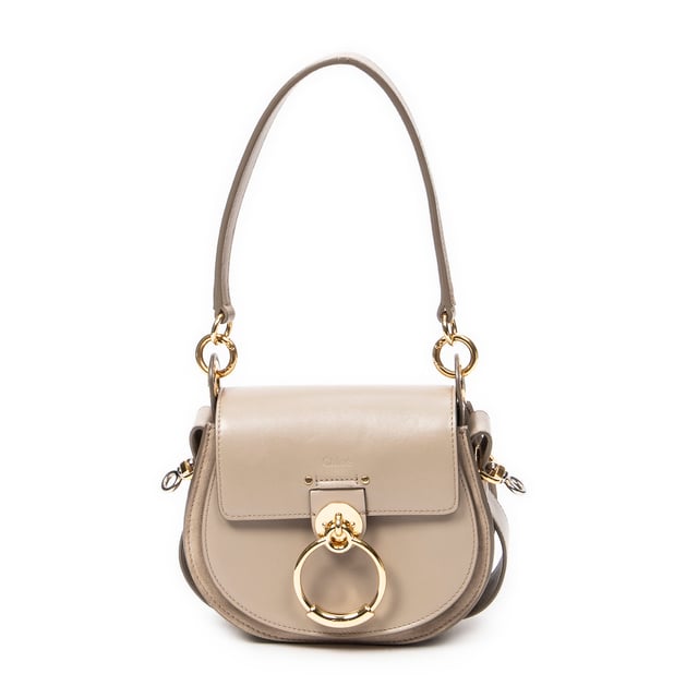Chloé Small Tess en Taupe Piel de becerro Chloé Bolsos Small Tess Bolso de hombro en Taupe Piel de becerro y Oro hardware. El producto esta en Excelentes Condiciones (A).
Dimensiones: 20x17x7 cm
Accesorios incluidos: Strap; Card
Notas de Exterior: Ligeros rasguños en el cuerpo exterior
BrandCo Paris encuentra artículos raros y en las mejores condiciones a precios increíbles. ¡Vale la pena tener paciencia! Compra con confianza: todos los artículos de BrandCo Paris son seleccionados y autenticados cuidadosamente por nuestro equipo de expertos.
Todos los artículos vienen con un certificado de autenticidad y un embalaje entregado por BrandCo Paris.
Tabla de clasificación de la condición del artículo
N (como nuevo)
AA (perfecto estado)
A (excelente estado)
AB (muy buen estado)
B (bueno/regular)
