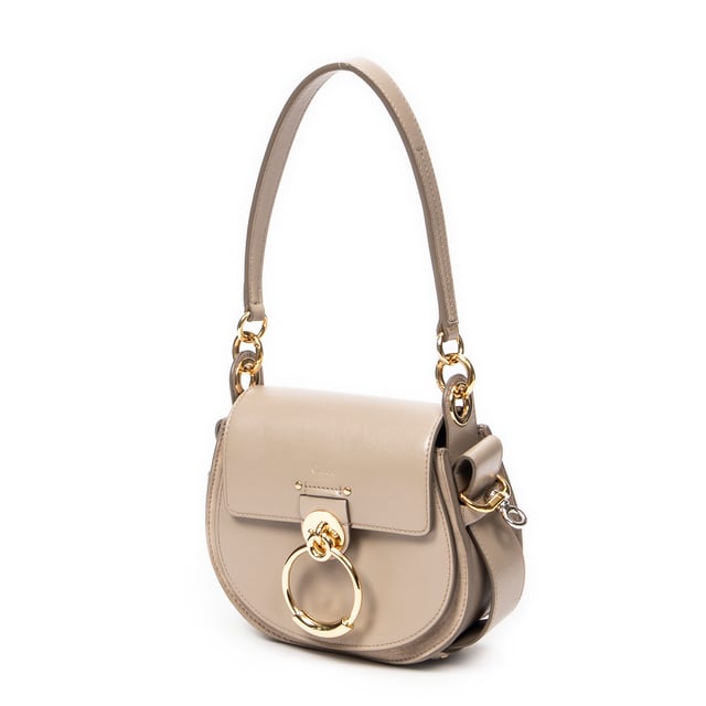 Chloé Small Tess en Taupe Piel de becerro Chloé Bolsos Small Tess Bolso de hombro en Taupe Piel de becerro y Oro hardware. El producto esta en Excelentes Condiciones (A).
Dimensiones: 20x17x7 cm
Accesorios incluidos: Strap; Card
Notas de Exterior: Ligeros rasguños en el cuerpo exterior
BrandCo Paris encuentra artículos raros y en las mejores condiciones a precios increíbles. ¡Vale la pena tener paciencia! Compra con confianza: todos los artículos de BrandCo Paris son seleccionados y autenticados cuidadosamente por nuestro equipo de expertos.
Todos los artículos vienen con un certificado de autenticidad y un embalaje entregado por BrandCo Paris.
Tabla de clasificación de la condición del artículo
N (como nuevo)
AA (perfecto estado)
A (excelente estado)
AB (muy buen estado)
B (bueno/regular)