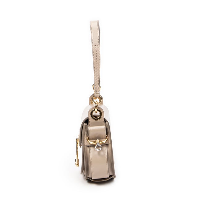 Chloé Small Tess en Taupe Piel de becerro Chloé Bolsos Small Tess Bolso de hombro en Taupe Piel de becerro y Oro hardware. El producto esta en Excelentes Condiciones (A).
Dimensiones: 20x17x7 cm
Accesorios incluidos: Strap; Card
Notas de Exterior: Ligeros rasguños en el cuerpo exterior
BrandCo Paris encuentra artículos raros y en las mejores condiciones a precios increíbles. ¡Vale la pena tener paciencia! Compra con confianza: todos los artículos de BrandCo Paris son seleccionados y autenticados cuidadosamente por nuestro equipo de expertos.
Todos los artículos vienen con un certificado de autenticidad y un embalaje entregado por BrandCo Paris.
Tabla de clasificación de la condición del artículo
N (como nuevo)
AA (perfecto estado)
A (excelente estado)
AB (muy buen estado)
B (bueno/regular)