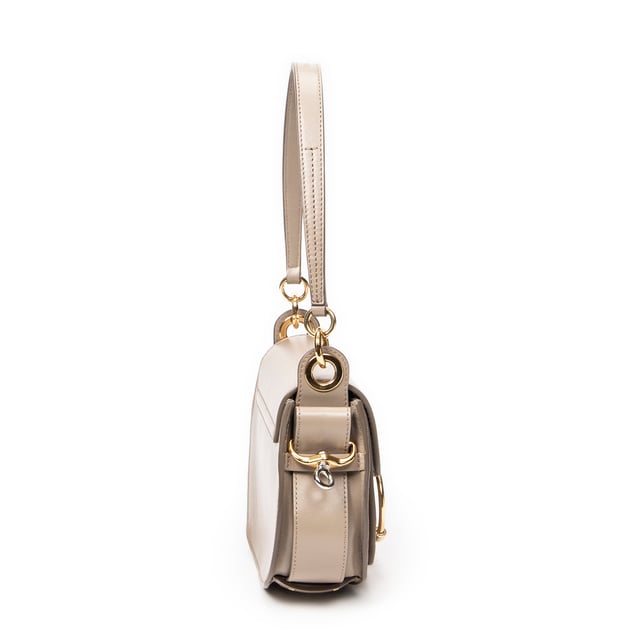 Chloé Small Tess en Taupe Piel de becerro Chloé Bolsos Small Tess Bolso de hombro en Taupe Piel de becerro y Oro hardware. El producto esta en Excelentes Condiciones (A).
Dimensiones: 20x17x7 cm
Accesorios incluidos: Strap; Card
Notas de Exterior: Ligeros rasguños en el cuerpo exterior
BrandCo Paris encuentra artículos raros y en las mejores condiciones a precios increíbles. ¡Vale la pena tener paciencia! Compra con confianza: todos los artículos de BrandCo Paris son seleccionados y autenticados cuidadosamente por nuestro equipo de expertos.
Todos los artículos vienen con un certificado de autenticidad y un embalaje entregado por BrandCo Paris.
Tabla de clasificación de la condición del artículo
N (como nuevo)
AA (perfecto estado)
A (excelente estado)
AB (muy buen estado)
B (bueno/regular)