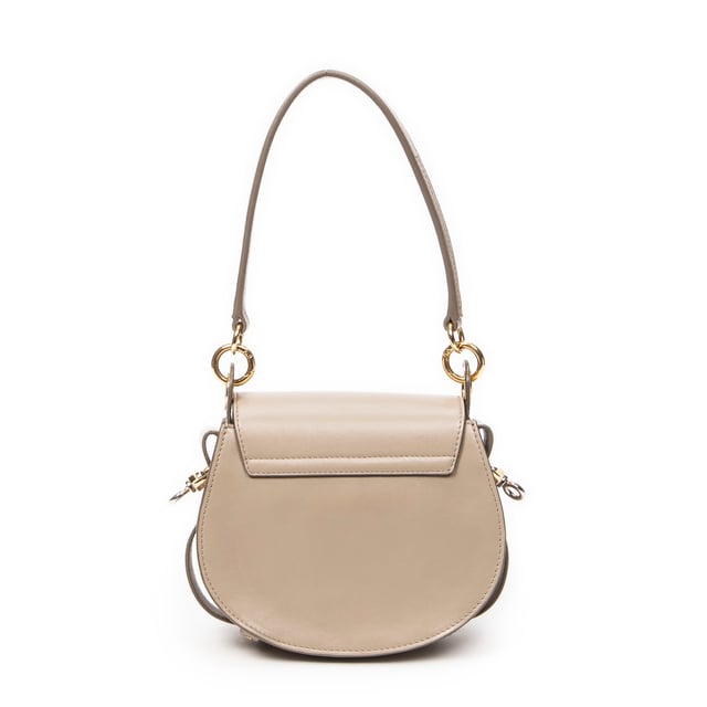 Chloé Small Tess en Taupe Piel de becerro Chloé Bolsos Small Tess Bolso de hombro en Taupe Piel de becerro y Oro hardware. El producto esta en Excelentes Condiciones (A).
Dimensiones: 20x17x7 cm
Accesorios incluidos: Strap; Card
Notas de Exterior: Ligeros rasguños en el cuerpo exterior
BrandCo Paris encuentra artículos raros y en las mejores condiciones a precios increíbles. ¡Vale la pena tener paciencia! Compra con confianza: todos los artículos de BrandCo Paris son seleccionados y autenticados cuidadosamente por nuestro equipo de expertos.
Todos los artículos vienen con un certificado de autenticidad y un embalaje entregado por BrandCo Paris.
Tabla de clasificación de la condición del artículo
N (como nuevo)
AA (perfecto estado)
A (excelente estado)
AB (muy buen estado)
B (bueno/regular)