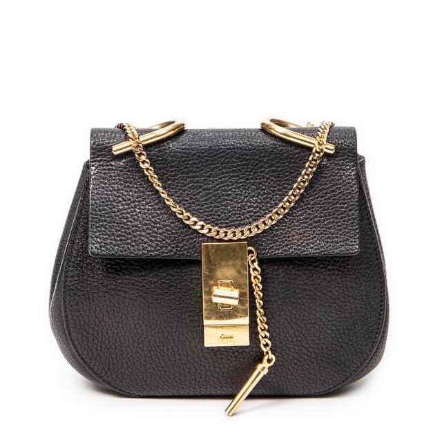 Chloé Bolsos Mini Drew  Bolso de hombro en Negro Piel de becerro y Oro hardware. El producto esta en Excelentes Condiciones (A).
  Dimensiones: 19x17x6.5 cm 
  Accesorios incluidos: None
  Notas de Interior: Forro ligeramente desgastado
Notas de Hardware: Rasguños leves, ligeramente descolorido
  BrandCo Paris encuentra artículos raros y en las mejores condiciones a precios increíbles. ¡Vale la pena tener paciencia! Compra con confianza: todos los artículos de BrandCo Paris son seleccionados y autenticados cuidadosamente por nuestro equipo de expertos.
  Todos los artículos vienen con un certificado de autenticidad y un embalaje entregado por BrandCo Paris.
  Tabla de clasificación de la condición del artículo
  N (como nuevo)
  AA (perfecto estado)
  A (excelente estado)
  AB (muy buen estado)
  B (bueno/regular)