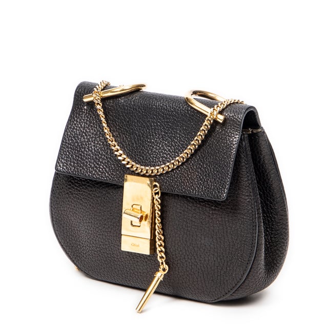 Chloé Bolsos Mini Drew  Bolso de hombro en Negro Piel de becerro y Oro hardware. El producto esta en Excelentes Condiciones (A).
  Dimensiones: 19x17x6.5 cm 
  Accesorios incluidos: None
  Notas de Interior: Forro ligeramente desgastado
Notas de Hardware: Rasguños leves, ligeramente descolorido
  BrandCo Paris encuentra artículos raros y en las mejores condiciones a precios increíbles. ¡Vale la pena tener paciencia! Compra con confianza: todos los artículos de BrandCo Paris son seleccionados y autenticados cuidadosamente por nuestro equipo de expertos.
  Todos los artículos vienen con un certificado de autenticidad y un embalaje entregado por BrandCo Paris.
  Tabla de clasificación de la condición del artículo
  N (como nuevo)
  AA (perfecto estado)
  A (excelente estado)
  AB (muy buen estado)
  B (bueno/regular)
