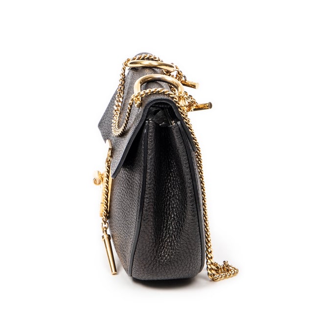 Chloé Bolsos Mini Drew  Bolso de hombro en Negro Piel de becerro y Oro hardware. El producto esta en Excelentes Condiciones (A).
  Dimensiones: 19x17x6.5 cm 
  Accesorios incluidos: None
  Notas de Interior: Forro ligeramente desgastado
Notas de Hardware: Rasguños leves, ligeramente descolorido
  BrandCo Paris encuentra artículos raros y en las mejores condiciones a precios increíbles. ¡Vale la pena tener paciencia! Compra con confianza: todos los artículos de BrandCo Paris son seleccionados y autenticados cuidadosamente por nuestro equipo de expertos.
  Todos los artículos vienen con un certificado de autenticidad y un embalaje entregado por BrandCo Paris.
  Tabla de clasificación de la condición del artículo
  N (como nuevo)
  AA (perfecto estado)
  A (excelente estado)
  AB (muy buen estado)
  B (bueno/regular)