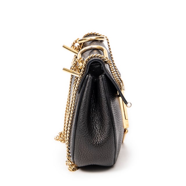 Chloé Bolsos Mini Drew  Bolso de hombro en Negro Piel de becerro y Oro hardware. El producto esta en Excelentes Condiciones (A).
  Dimensiones: 19x17x6.5 cm 
  Accesorios incluidos: None
  Notas de Interior: Forro ligeramente desgastado
Notas de Hardware: Rasguños leves, ligeramente descolorido
  BrandCo Paris encuentra artículos raros y en las mejores condiciones a precios increíbles. ¡Vale la pena tener paciencia! Compra con confianza: todos los artículos de BrandCo Paris son seleccionados y autenticados cuidadosamente por nuestro equipo de expertos.
  Todos los artículos vienen con un certificado de autenticidad y un embalaje entregado por BrandCo Paris.
  Tabla de clasificación de la condición del artículo
  N (como nuevo)
  AA (perfecto estado)
  A (excelente estado)
  AB (muy buen estado)
  B (bueno/regular)