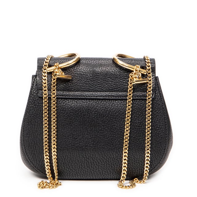 Chloé Bolsos Mini Drew  Bolso de hombro en Negro Piel de becerro y Oro hardware. El producto esta en Excelentes Condiciones (A).
  Dimensiones: 19x17x6.5 cm 
  Accesorios incluidos: None
  Notas de Interior: Forro ligeramente desgastado
Notas de Hardware: Rasguños leves, ligeramente descolorido
  BrandCo Paris encuentra artículos raros y en las mejores condiciones a precios increíbles. ¡Vale la pena tener paciencia! Compra con confianza: todos los artículos de BrandCo Paris son seleccionados y autenticados cuidadosamente por nuestro equipo de expertos.
  Todos los artículos vienen con un certificado de autenticidad y un embalaje entregado por BrandCo Paris.
  Tabla de clasificación de la condición del artículo
  N (como nuevo)
  AA (perfecto estado)
  A (excelente estado)
  AB (muy buen estado)
  B (bueno/regular)