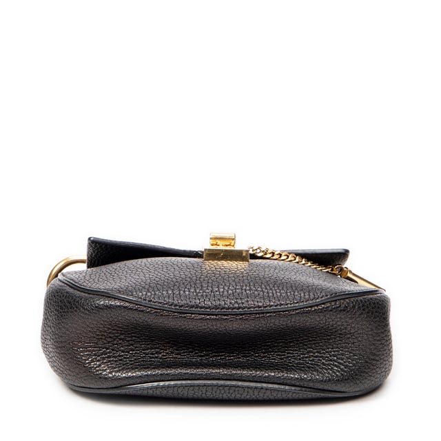 Chloé Bolsos Mini Drew  Bolso de hombro en Negro Piel de becerro y Oro hardware. El producto esta en Excelentes Condiciones (A).
  Dimensiones: 19x17x6.5 cm 
  Accesorios incluidos: None
  Notas de Interior: Forro ligeramente desgastado
Notas de Hardware: Rasguños leves, ligeramente descolorido
  BrandCo Paris encuentra artículos raros y en las mejores condiciones a precios increíbles. ¡Vale la pena tener paciencia! Compra con confianza: todos los artículos de BrandCo Paris son seleccionados y autenticados cuidadosamente por nuestro equipo de expertos.
  Todos los artículos vienen con un certificado de autenticidad y un embalaje entregado por BrandCo Paris.
  Tabla de clasificación de la condición del artículo
  N (como nuevo)
  AA (perfecto estado)
  A (excelente estado)
  AB (muy buen estado)
  B (bueno/regular)