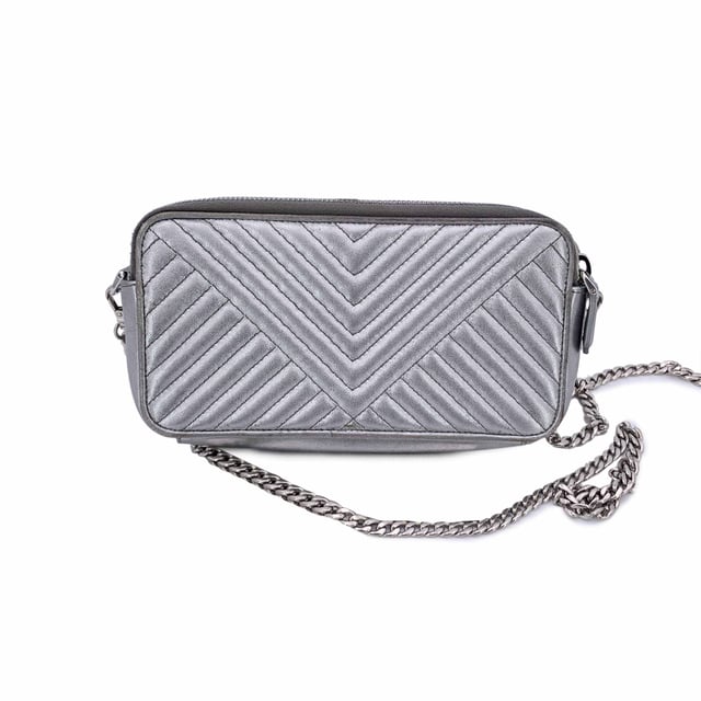 Empfohlener Verkaufspreis
Diese wunderschöne Tasche wird mit einem Qualitätszertifikat von Entrupy geliefert. Das Zertifikat wird kostenlos zur Verfügung gestellt. Die Prada Black Diagramme Leather Double Zip Shoulder Bag ist der Inbegriff raffinierter Eleganz und moderner Raffinesse. Diese Tasche aus glattem, silbernem Metallleder mit Steppung erstrahlt in zeitlosem Luxus. Das ikonische emaillierte Prada-Dreieckslogo auf der Vorderseite verleiht einen kräftigen, charakteristischen Touch, während die silberfarbenen Beschläge das elegante, futuristische Design der Tasche ergänzen. Die Tasche verfügt über zwei Reißverschlussfächer, die jeweils mit einer Kombination aus Textil und Leder gefüttert sind und reichlich Platz für Ihre wichtigsten Dinge bieten. Im Inneren befinden sich in jedem Fach drei Kartenfächer, sodass Sie stilvoll Ordnung halten können. Das zentrale Einsteckfach bietet zusätzlichen Stauraum für Dinge, die Sie getrennt aufbewahren möchten. Mit einem abnehmbaren Kettenschulterriemen kann dieses vielseitige Stück über der Schulter oder als schicke Clutch getragen werden. Mit der Innengravur „Prada – Made in Italy“ ist diese Tasche ein Beweis für die Handwerkskunst und zeitlose Anziehungskraft der Marke. Perfekt für jeden Anlass, ist die Prada Diagramme Woc Geldbörse an der Kette ebenso praktisch wie schön – ein sofortiger Klassiker. Zustandsbewertung: B – SEHR GUTER ZUSTAND Zustandsdetails: Einige Gebrauchsspuren am Leder (insbesondere an den Rändern der Tasche). Ein rosa Fleck auf dem Leder innen. Bitte sehen Sie sich die Fotos sorgfältig an und fragen Sie nach, wenn Sie weitere Details benötigen oder Fragen haben. Maße (cm): Tiefe: 2,5 Höhe: 10,2 Länge: 19,1 Weitere Details: Staubbeutel? Nein Schlüssel? Nein Box? Nein Maße: Breite: 25 mm Länge: 191 mm Höhe: 102 mm Riemenlänge: 0 mm Griffabfall: 0 mm