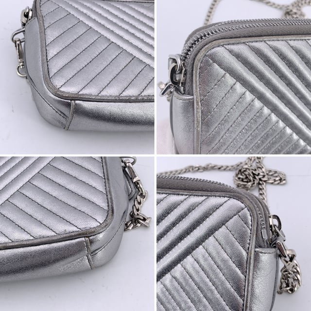 Empfohlener Verkaufspreis
Diese wunderschöne Tasche wird mit einem Qualitätszertifikat von Entrupy geliefert. Das Zertifikat wird kostenlos zur Verfügung gestellt. Die Prada Black Diagramme Leather Double Zip Shoulder Bag ist der Inbegriff raffinierter Eleganz und moderner Raffinesse. Diese Tasche aus glattem, silbernem Metallleder mit Steppung erstrahlt in zeitlosem Luxus. Das ikonische emaillierte Prada-Dreieckslogo auf der Vorderseite verleiht einen kräftigen, charakteristischen Touch, während die silberfarbenen Beschläge das elegante, futuristische Design der Tasche ergänzen. Die Tasche verfügt über zwei Reißverschlussfächer, die jeweils mit einer Kombination aus Textil und Leder gefüttert sind und reichlich Platz für Ihre wichtigsten Dinge bieten. Im Inneren befinden sich in jedem Fach drei Kartenfächer, sodass Sie stilvoll Ordnung halten können. Das zentrale Einsteckfach bietet zusätzlichen Stauraum für Dinge, die Sie getrennt aufbewahren möchten. Mit einem abnehmbaren Kettenschulterriemen kann dieses vielseitige Stück über der Schulter oder als schicke Clutch getragen werden. Mit der Innengravur „Prada – Made in Italy“ ist diese Tasche ein Beweis für die Handwerkskunst und zeitlose Anziehungskraft der Marke. Perfekt für jeden Anlass, ist die Prada Diagramme Woc Geldbörse an der Kette ebenso praktisch wie schön – ein sofortiger Klassiker. Zustandsbewertung: B – SEHR GUTER ZUSTAND Zustandsdetails: Einige Gebrauchsspuren am Leder (insbesondere an den Rändern der Tasche). Ein rosa Fleck auf dem Leder innen. Bitte sehen Sie sich die Fotos sorgfältig an und fragen Sie nach, wenn Sie weitere Details benötigen oder Fragen haben. Maße (cm): Tiefe: 2,5 Höhe: 10,2 Länge: 19,1 Weitere Details: Staubbeutel? Nein Schlüssel? Nein Box? Nein Maße: Breite: 25 mm Länge: 191 mm Höhe: 102 mm Riemenlänge: 0 mm Griffabfall: 0 mm