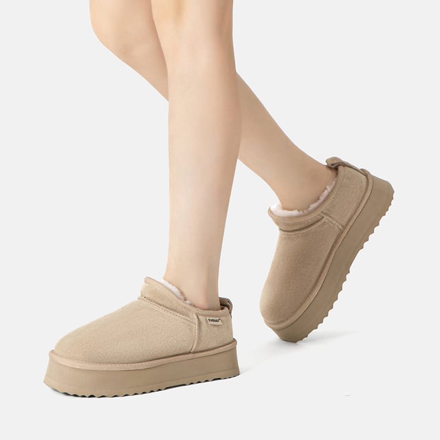 Ultra Mini Platform Boots – Stilvoll und Warmbleiben  
Bleiben Sie stilvoll und warm mit den Ultra Mini Platform Boots – einer perfekten Kombination aus Mode und Funktionalität. Hergestellt aus weichstem Schaffell und einer modernen Plateausohle, verleihen diese Boots jedem Outfit sofortige Höhe und halten Ihre Füße bequem und warm.  
Das hochwertige Rindsveloursleder-Obermaterial ist mit einer wasserabweisenden Beschichtung versehen, um Schmutz und Feuchtigkeit abzuwehren und die Pflege zu erleichtern. Im Inneren sorgt das atmungsaktive Schaffellfutter für eine natürliche Temperaturregulierung und nimmt Feuchtigkeit auf, damit Ihre Füße den ganzen Tag trocken und gemütlich bleiben.  
Mit einer robusten, aber leichten EVA-Gummisohle, die für Grip und Langlebigkeit konzipiert ist, sind diese Boots ideal für die Straßen der Stadt oder gemütliche Wochenendspaziergänge. Ihr neutraler Kastanienfarbton und die schlanke Silhouette machen sie mühelos vielseitig – kombinieren Sie sie mit Jeans, Leggings oder Loungewear für einen trendigen Winterlook.  
Hauptmerkmale:

- Wasserabweisendes Obermaterial: Hilft, Schmutz und Feuchtigkeit abzuwehren und erleichtert die Pflege.  
- Atmungsaktives Lederfutter: Weich und sanft für ganztäglichen Komfort.  
- Luxuriöses Schaffell: Bietet plushige Wärme und feuchtigkeitsableitende Eigenschaften.  
- Unterstützende Sohle: EVA-Gummisohle sorgt für Grip, Flexibilität und Langlebigkeit.  
- Rutschfeste Traktion: Stark profilierte Sohle für mehr Stabilität auf glatten Oberflächen.  
- Trendiges Plateaudesign (ca. 5 cm): Verleiht Höhe und lässt sich leicht mit lässigen oder eleganten Outfits kombinieren.  

Materialien:

- Obermaterial: Rindsvelours  
- Futter: Schaffell  
- Innensohle: Schaffell  
- Sohle: EVA-Gummi  
- Plateauhöhe: Ca. 5 cm