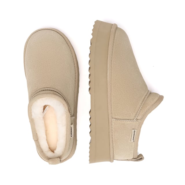 Ultra Mini Platform Boots – Stilvoll und Warmbleiben  
Bleiben Sie stilvoll und warm mit den Ultra Mini Platform Boots – einer perfekten Kombination aus Mode und Funktionalität. Hergestellt aus weichstem Schaffell und einer modernen Plateausohle, verleihen diese Boots jedem Outfit sofortige Höhe und halten Ihre Füße bequem und warm.  
Das hochwertige Rindsveloursleder-Obermaterial ist mit einer wasserabweisenden Beschichtung versehen, um Schmutz und Feuchtigkeit abzuwehren und die Pflege zu erleichtern. Im Inneren sorgt das atmungsaktive Schaffellfutter für eine natürliche Temperaturregulierung und nimmt Feuchtigkeit auf, damit Ihre Füße den ganzen Tag trocken und gemütlich bleiben.  
Mit einer robusten, aber leichten EVA-Gummisohle, die für Grip und Langlebigkeit konzipiert ist, sind diese Boots ideal für die Straßen der Stadt oder gemütliche Wochenendspaziergänge. Ihr neutraler Kastanienfarbton und die schlanke Silhouette machen sie mühelos vielseitig – kombinieren Sie sie mit Jeans, Leggings oder Loungewear für einen trendigen Winterlook.  
Hauptmerkmale:

- Wasserabweisendes Obermaterial: Hilft, Schmutz und Feuchtigkeit abzuwehren und erleichtert die Pflege.  
- Atmungsaktives Lederfutter: Weich und sanft für ganztäglichen Komfort.  
- Luxuriöses Schaffell: Bietet plushige Wärme und feuchtigkeitsableitende Eigenschaften.  
- Unterstützende Sohle: EVA-Gummisohle sorgt für Grip, Flexibilität und Langlebigkeit.  
- Rutschfeste Traktion: Stark profilierte Sohle für mehr Stabilität auf glatten Oberflächen.  
- Trendiges Plateaudesign (ca. 5 cm): Verleiht Höhe und lässt sich leicht mit lässigen oder eleganten Outfits kombinieren.  

Materialien:

- Obermaterial: Rindsvelours  
- Futter: Schaffell  
- Innensohle: Schaffell  
- Sohle: EVA-Gummi  
- Plateauhöhe: Ca. 5 cm