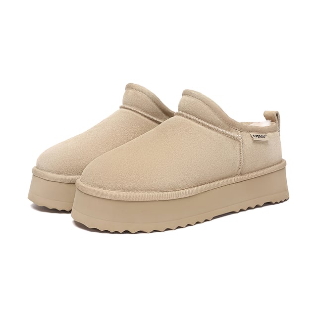 Ultra Mini Platform Boots – Stilvoll und Warmbleiben  
Bleiben Sie stilvoll und warm mit den Ultra Mini Platform Boots – einer perfekten Kombination aus Mode und Funktionalität. Hergestellt aus weichstem Schaffell und einer modernen Plateausohle, verleihen diese Boots jedem Outfit sofortige Höhe und halten Ihre Füße bequem und warm.  
Das hochwertige Rindsveloursleder-Obermaterial ist mit einer wasserabweisenden Beschichtung versehen, um Schmutz und Feuchtigkeit abzuwehren und die Pflege zu erleichtern. Im Inneren sorgt das atmungsaktive Schaffellfutter für eine natürliche Temperaturregulierung und nimmt Feuchtigkeit auf, damit Ihre Füße den ganzen Tag trocken und gemütlich bleiben.  
Mit einer robusten, aber leichten EVA-Gummisohle, die für Grip und Langlebigkeit konzipiert ist, sind diese Boots ideal für die Straßen der Stadt oder gemütliche Wochenendspaziergänge. Ihr neutraler Kastanienfarbton und die schlanke Silhouette machen sie mühelos vielseitig – kombinieren Sie sie mit Jeans, Leggings oder Loungewear für einen trendigen Winterlook.  
Hauptmerkmale:

- Wasserabweisendes Obermaterial: Hilft, Schmutz und Feuchtigkeit abzuwehren und erleichtert die Pflege.  
- Atmungsaktives Lederfutter: Weich und sanft für ganztäglichen Komfort.  
- Luxuriöses Schaffell: Bietet plushige Wärme und feuchtigkeitsableitende Eigenschaften.  
- Unterstützende Sohle: EVA-Gummisohle sorgt für Grip, Flexibilität und Langlebigkeit.  
- Rutschfeste Traktion: Stark profilierte Sohle für mehr Stabilität auf glatten Oberflächen.  
- Trendiges Plateaudesign (ca. 5 cm): Verleiht Höhe und lässt sich leicht mit lässigen oder eleganten Outfits kombinieren.  

Materialien:

- Obermaterial: Rindsvelours  
- Futter: Schaffell  
- Innensohle: Schaffell  
- Sohle: EVA-Gummi  
- Plateauhöhe: Ca. 5 cm