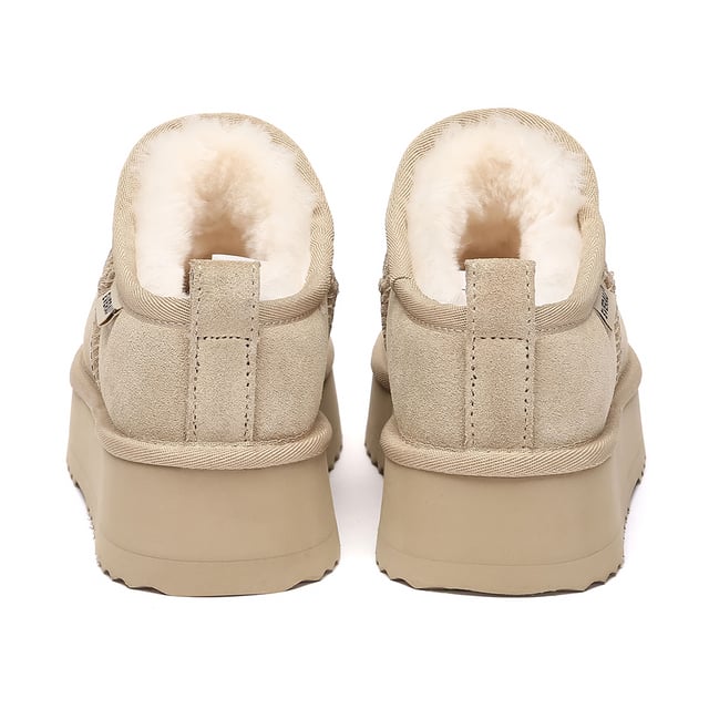 Ultra Mini Platform Boots – Stilvoll und Warmbleiben  
Bleiben Sie stilvoll und warm mit den Ultra Mini Platform Boots – einer perfekten Kombination aus Mode und Funktionalität. Hergestellt aus weichstem Schaffell und einer modernen Plateausohle, verleihen diese Boots jedem Outfit sofortige Höhe und halten Ihre Füße bequem und warm.  
Das hochwertige Rindsveloursleder-Obermaterial ist mit einer wasserabweisenden Beschichtung versehen, um Schmutz und Feuchtigkeit abzuwehren und die Pflege zu erleichtern. Im Inneren sorgt das atmungsaktive Schaffellfutter für eine natürliche Temperaturregulierung und nimmt Feuchtigkeit auf, damit Ihre Füße den ganzen Tag trocken und gemütlich bleiben.  
Mit einer robusten, aber leichten EVA-Gummisohle, die für Grip und Langlebigkeit konzipiert ist, sind diese Boots ideal für die Straßen der Stadt oder gemütliche Wochenendspaziergänge. Ihr neutraler Kastanienfarbton und die schlanke Silhouette machen sie mühelos vielseitig – kombinieren Sie sie mit Jeans, Leggings oder Loungewear für einen trendigen Winterlook.  
Hauptmerkmale:

- Wasserabweisendes Obermaterial: Hilft, Schmutz und Feuchtigkeit abzuwehren und erleichtert die Pflege.  
- Atmungsaktives Lederfutter: Weich und sanft für ganztäglichen Komfort.  
- Luxuriöses Schaffell: Bietet plushige Wärme und feuchtigkeitsableitende Eigenschaften.  
- Unterstützende Sohle: EVA-Gummisohle sorgt für Grip, Flexibilität und Langlebigkeit.  
- Rutschfeste Traktion: Stark profilierte Sohle für mehr Stabilität auf glatten Oberflächen.  
- Trendiges Plateaudesign (ca. 5 cm): Verleiht Höhe und lässt sich leicht mit lässigen oder eleganten Outfits kombinieren.  

Materialien:

- Obermaterial: Rindsvelours  
- Futter: Schaffell  
- Innensohle: Schaffell  
- Sohle: EVA-Gummi  
- Plateauhöhe: Ca. 5 cm