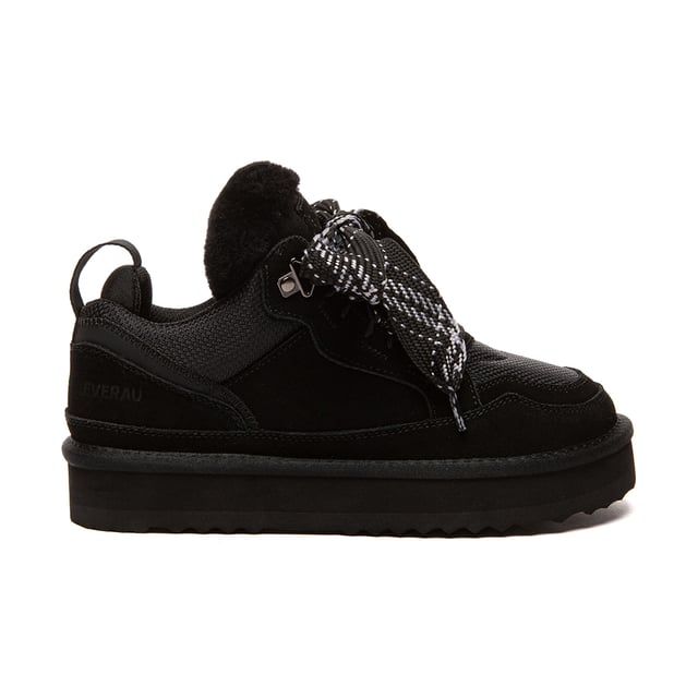 EVER AU Australien Herren Papuan Schnür-Platform-Sneaker-Boots EVERAU Schnürstiefeletten mit Plattform – Sneaker-Stil trifft winterliche Wärme
Erhöhen Sie Ihre kalte Wetter-Garderobe mit den EVERAU Schnürstiefeletten mit Plattform – wo die Gemütlichkeit eines Mini-Winterboots auf den Street-Style-Vibe eines Sneakers trifft. Aus hochwertigem Rindsveloursleder gefertigt und mit feuchtigkeitsableitendem australischem Schafsfell gefüttert, sind diese Stiefel darauf ausgelegt, Ihre Füße die ganze Saison über warm, trocken und stilvoll zu halten.
Eine wasserabweisende Behandlung hilft, Flecken und Spritzwasser abzuweisen, während die rutschfeste EVA-Außensohle Dämpfung und Grip für ganztägigen Komfort bietet. Mit ihrem Schnürdesign und der modernen Plattformsohle passen diese Stiefel perfekt zu lässigen oder sportlichen Outfits für Herbst und Winter.
Ob Sie Besorgungen machen oder einen Winterspaziergang unternehmen, die EVERAU Schnürstiefeletten mit Plattform bieten Mode und Funktion in einer vielseitigen Silhouette.
Wichtige Merkmale:
- Feuchtigkeitsableitende Schaffell-Einlegesohle: Regelt die Temperatur auf natürliche Weise, um die Füße warm und trocken zu halten.
- Rindsveloursleder-Obermaterial: Langlebig, stilvoll und vorbehandelt mit einer wasserabweisenden Beschichtung, um Schmutz und Flüssigkeiten zu widerstehen.
- Rutschfeste EVA-Sohle: Leicht und gepolstert mit hervorragendem Grip und langer Haltbarkeit.
- Schnürverschluss: Stilvolles und funktionales Design, das einfach anzupassen und zu tragen ist.
- Plattformsohle: Fügt Höhe und moderne Akzente hinzu und bleibt dabei komfortabel.
- Saisonal unverzichtbar: Ideal für Herbst- und Winterbekleidung.
- Perfekte Geschenkidee: Ein durchdachtes und praktisches Geschenk für Freunde und Familie.
Materialien:
- Obermaterial: Rindsveloursleder
- Futter: Stoff
- Einlegesohle: Schaffellwolle
- Sohle: EVA