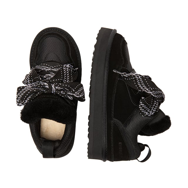 EVER AU Australien Herren Papuan Schnür-Platform-Sneaker-Boots EVERAU Schnürstiefeletten mit Plattform – Sneaker-Stil trifft winterliche Wärme
Erhöhen Sie Ihre kalte Wetter-Garderobe mit den EVERAU Schnürstiefeletten mit Plattform – wo die Gemütlichkeit eines Mini-Winterboots auf den Street-Style-Vibe eines Sneakers trifft. Aus hochwertigem Rindsveloursleder gefertigt und mit feuchtigkeitsableitendem australischem Schafsfell gefüttert, sind diese Stiefel darauf ausgelegt, Ihre Füße die ganze Saison über warm, trocken und stilvoll zu halten.
Eine wasserabweisende Behandlung hilft, Flecken und Spritzwasser abzuweisen, während die rutschfeste EVA-Außensohle Dämpfung und Grip für ganztägigen Komfort bietet. Mit ihrem Schnürdesign und der modernen Plattformsohle passen diese Stiefel perfekt zu lässigen oder sportlichen Outfits für Herbst und Winter.
Ob Sie Besorgungen machen oder einen Winterspaziergang unternehmen, die EVERAU Schnürstiefeletten mit Plattform bieten Mode und Funktion in einer vielseitigen Silhouette.
Wichtige Merkmale:
- Feuchtigkeitsableitende Schaffell-Einlegesohle: Regelt die Temperatur auf natürliche Weise, um die Füße warm und trocken zu halten.
- Rindsveloursleder-Obermaterial: Langlebig, stilvoll und vorbehandelt mit einer wasserabweisenden Beschichtung, um Schmutz und Flüssigkeiten zu widerstehen.
- Rutschfeste EVA-Sohle: Leicht und gepolstert mit hervorragendem Grip und langer Haltbarkeit.
- Schnürverschluss: Stilvolles und funktionales Design, das einfach anzupassen und zu tragen ist.
- Plattformsohle: Fügt Höhe und moderne Akzente hinzu und bleibt dabei komfortabel.
- Saisonal unverzichtbar: Ideal für Herbst- und Winterbekleidung.
- Perfekte Geschenkidee: Ein durchdachtes und praktisches Geschenk für Freunde und Familie.
Materialien:
- Obermaterial: Rindsveloursleder
- Futter: Stoff
- Einlegesohle: Schaffellwolle
- Sohle: EVA