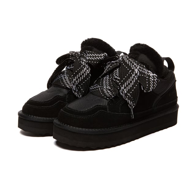 EVER AU Australien Herren Papuan Schnür-Platform-Sneaker-Boots EVERAU Schnürstiefeletten mit Plattform – Sneaker-Stil trifft winterliche Wärme
Erhöhen Sie Ihre kalte Wetter-Garderobe mit den EVERAU Schnürstiefeletten mit Plattform – wo die Gemütlichkeit eines Mini-Winterboots auf den Street-Style-Vibe eines Sneakers trifft. Aus hochwertigem Rindsveloursleder gefertigt und mit feuchtigkeitsableitendem australischem Schafsfell gefüttert, sind diese Stiefel darauf ausgelegt, Ihre Füße die ganze Saison über warm, trocken und stilvoll zu halten.
Eine wasserabweisende Behandlung hilft, Flecken und Spritzwasser abzuweisen, während die rutschfeste EVA-Außensohle Dämpfung und Grip für ganztägigen Komfort bietet. Mit ihrem Schnürdesign und der modernen Plattformsohle passen diese Stiefel perfekt zu lässigen oder sportlichen Outfits für Herbst und Winter.
Ob Sie Besorgungen machen oder einen Winterspaziergang unternehmen, die EVERAU Schnürstiefeletten mit Plattform bieten Mode und Funktion in einer vielseitigen Silhouette.
Wichtige Merkmale:
- Feuchtigkeitsableitende Schaffell-Einlegesohle: Regelt die Temperatur auf natürliche Weise, um die Füße warm und trocken zu halten.
- Rindsveloursleder-Obermaterial: Langlebig, stilvoll und vorbehandelt mit einer wasserabweisenden Beschichtung, um Schmutz und Flüssigkeiten zu widerstehen.
- Rutschfeste EVA-Sohle: Leicht und gepolstert mit hervorragendem Grip und langer Haltbarkeit.
- Schnürverschluss: Stilvolles und funktionales Design, das einfach anzupassen und zu tragen ist.
- Plattformsohle: Fügt Höhe und moderne Akzente hinzu und bleibt dabei komfortabel.
- Saisonal unverzichtbar: Ideal für Herbst- und Winterbekleidung.
- Perfekte Geschenkidee: Ein durchdachtes und praktisches Geschenk für Freunde und Familie.
Materialien:
- Obermaterial: Rindsveloursleder
- Futter: Stoff
- Einlegesohle: Schaffellwolle
- Sohle: EVA