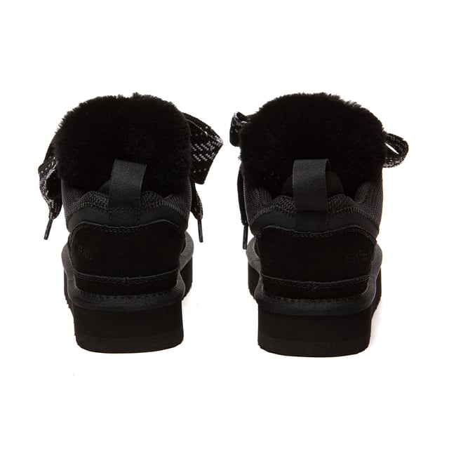 EVER AU Australien Herren Papuan Schnür-Platform-Sneaker-Boots EVERAU Schnürstiefeletten mit Plattform – Sneaker-Stil trifft winterliche Wärme
Erhöhen Sie Ihre kalte Wetter-Garderobe mit den EVERAU Schnürstiefeletten mit Plattform – wo die Gemütlichkeit eines Mini-Winterboots auf den Street-Style-Vibe eines Sneakers trifft. Aus hochwertigem Rindsveloursleder gefertigt und mit feuchtigkeitsableitendem australischem Schafsfell gefüttert, sind diese Stiefel darauf ausgelegt, Ihre Füße die ganze Saison über warm, trocken und stilvoll zu halten.
Eine wasserabweisende Behandlung hilft, Flecken und Spritzwasser abzuweisen, während die rutschfeste EVA-Außensohle Dämpfung und Grip für ganztägigen Komfort bietet. Mit ihrem Schnürdesign und der modernen Plattformsohle passen diese Stiefel perfekt zu lässigen oder sportlichen Outfits für Herbst und Winter.
Ob Sie Besorgungen machen oder einen Winterspaziergang unternehmen, die EVERAU Schnürstiefeletten mit Plattform bieten Mode und Funktion in einer vielseitigen Silhouette.
Wichtige Merkmale:
- Feuchtigkeitsableitende Schaffell-Einlegesohle: Regelt die Temperatur auf natürliche Weise, um die Füße warm und trocken zu halten.
- Rindsveloursleder-Obermaterial: Langlebig, stilvoll und vorbehandelt mit einer wasserabweisenden Beschichtung, um Schmutz und Flüssigkeiten zu widerstehen.
- Rutschfeste EVA-Sohle: Leicht und gepolstert mit hervorragendem Grip und langer Haltbarkeit.
- Schnürverschluss: Stilvolles und funktionales Design, das einfach anzupassen und zu tragen ist.
- Plattformsohle: Fügt Höhe und moderne Akzente hinzu und bleibt dabei komfortabel.
- Saisonal unverzichtbar: Ideal für Herbst- und Winterbekleidung.
- Perfekte Geschenkidee: Ein durchdachtes und praktisches Geschenk für Freunde und Familie.
Materialien:
- Obermaterial: Rindsveloursleder
- Futter: Stoff
- Einlegesohle: Schaffellwolle
- Sohle: EVA