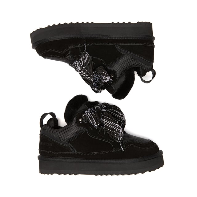 EVER AU Australien Herren Papuan Schnür-Platform-Sneaker-Boots EVERAU Schnürstiefeletten mit Plattform – Sneaker-Stil trifft winterliche Wärme
Erhöhen Sie Ihre kalte Wetter-Garderobe mit den EVERAU Schnürstiefeletten mit Plattform – wo die Gemütlichkeit eines Mini-Winterboots auf den Street-Style-Vibe eines Sneakers trifft. Aus hochwertigem Rindsveloursleder gefertigt und mit feuchtigkeitsableitendem australischem Schafsfell gefüttert, sind diese Stiefel darauf ausgelegt, Ihre Füße die ganze Saison über warm, trocken und stilvoll zu halten.
Eine wasserabweisende Behandlung hilft, Flecken und Spritzwasser abzuweisen, während die rutschfeste EVA-Außensohle Dämpfung und Grip für ganztägigen Komfort bietet. Mit ihrem Schnürdesign und der modernen Plattformsohle passen diese Stiefel perfekt zu lässigen oder sportlichen Outfits für Herbst und Winter.
Ob Sie Besorgungen machen oder einen Winterspaziergang unternehmen, die EVERAU Schnürstiefeletten mit Plattform bieten Mode und Funktion in einer vielseitigen Silhouette.
Wichtige Merkmale:
- Feuchtigkeitsableitende Schaffell-Einlegesohle: Regelt die Temperatur auf natürliche Weise, um die Füße warm und trocken zu halten.
- Rindsveloursleder-Obermaterial: Langlebig, stilvoll und vorbehandelt mit einer wasserabweisenden Beschichtung, um Schmutz und Flüssigkeiten zu widerstehen.
- Rutschfeste EVA-Sohle: Leicht und gepolstert mit hervorragendem Grip und langer Haltbarkeit.
- Schnürverschluss: Stilvolles und funktionales Design, das einfach anzupassen und zu tragen ist.
- Plattformsohle: Fügt Höhe und moderne Akzente hinzu und bleibt dabei komfortabel.
- Saisonal unverzichtbar: Ideal für Herbst- und Winterbekleidung.
- Perfekte Geschenkidee: Ein durchdachtes und praktisches Geschenk für Freunde und Familie.
Materialien:
- Obermaterial: Rindsveloursleder
- Futter: Stoff
- Einlegesohle: Schaffellwolle
- Sohle: EVA