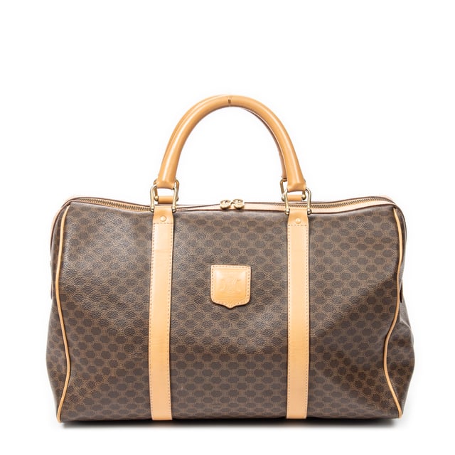 Celine Bolsos Vintage Medium Travel Boston  Bolsa de viaje en Marrón/Beige Lona recubierta y Oro hardware. El producto esta en Muy Buenas Condiciones (AB).
  Dimensiones: 40x25x20 cm 
  Accesorios incluidos: Cadenas; Key(s)
  Notas de Exterior: Ligeras marcas de suciedad, Llantas ligeramente desgastadas
Notas de la correa/asa: Ligeras arrugas
  BrandCo Paris encuentra artículos raros y en las mejores condiciones a precios increíbles. ¡Vale la pena tener paciencia! Compra con confianza: todos los artículos de BrandCo Paris son seleccionados y autenticados cuidadosamente por nuestro equipo de expertos.
  Todos los artículos vienen con un certificado de autenticidad y un embalaje entregado por BrandCo Paris.
  Tabla de clasificación de la condición del artículo
  N (como nuevo)
  AA (perfecto estado)
  A (excelente estado)
  AB (muy buen estado)
  B (bueno/regular)