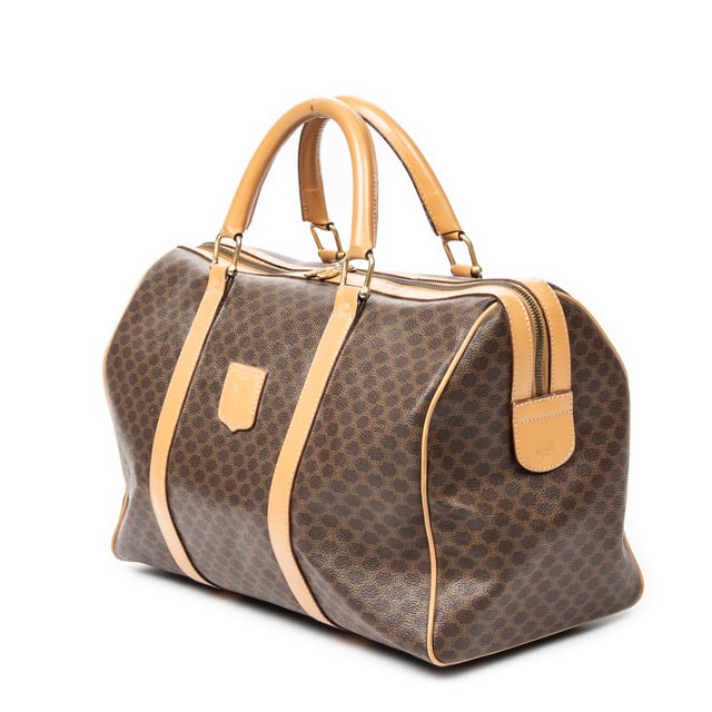 Celine Bolsos Vintage Medium Travel Boston  Bolsa de viaje en Marrón/Beige Lona recubierta y Oro hardware. El producto esta en Muy Buenas Condiciones (AB).
  Dimensiones: 40x25x20 cm 
  Accesorios incluidos: Cadenas; Key(s)
  Notas de Exterior: Ligeras marcas de suciedad, Llantas ligeramente desgastadas
Notas de la correa/asa: Ligeras arrugas
  BrandCo Paris encuentra artículos raros y en las mejores condiciones a precios increíbles. ¡Vale la pena tener paciencia! Compra con confianza: todos los artículos de BrandCo Paris son seleccionados y autenticados cuidadosamente por nuestro equipo de expertos.
  Todos los artículos vienen con un certificado de autenticidad y un embalaje entregado por BrandCo Paris.
  Tabla de clasificación de la condición del artículo
  N (como nuevo)
  AA (perfecto estado)
  A (excelente estado)
  AB (muy buen estado)
  B (bueno/regular)