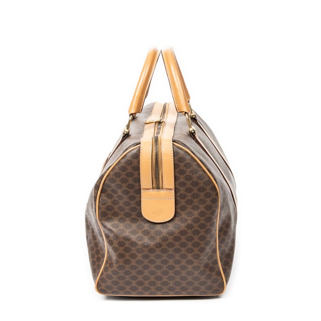 Celine Bolsos Vintage Medium Travel Boston  Bolsa de viaje en Marrón/Beige Lona recubierta y Oro hardware. El producto esta en Muy Buenas Condiciones (AB).
  Dimensiones: 40x25x20 cm 
  Accesorios incluidos: Cadenas; Key(s)
  Notas de Exterior: Ligeras marcas de suciedad, Llantas ligeramente desgastadas
Notas de la correa/asa: Ligeras arrugas
  BrandCo Paris encuentra artículos raros y en las mejores condiciones a precios increíbles. ¡Vale la pena tener paciencia! Compra con confianza: todos los artículos de BrandCo Paris son seleccionados y autenticados cuidadosamente por nuestro equipo de expertos.
  Todos los artículos vienen con un certificado de autenticidad y un embalaje entregado por BrandCo Paris.
  Tabla de clasificación de la condición del artículo
  N (como nuevo)
  AA (perfecto estado)
  A (excelente estado)
  AB (muy buen estado)
  B (bueno/regular)