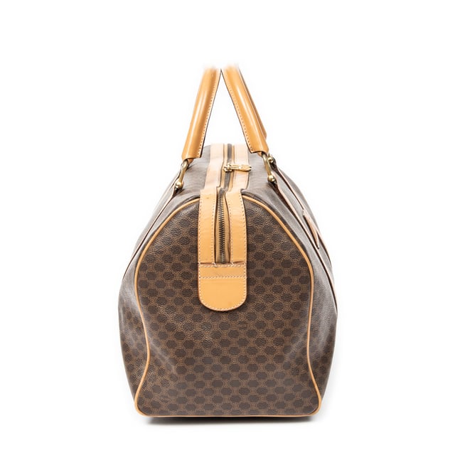Celine Bolsos Vintage Medium Travel Boston  Bolsa de viaje en Marrón/Beige Lona recubierta y Oro hardware. El producto esta en Muy Buenas Condiciones (AB).
  Dimensiones: 40x25x20 cm 
  Accesorios incluidos: Cadenas; Key(s)
  Notas de Exterior: Ligeras marcas de suciedad, Llantas ligeramente desgastadas
Notas de la correa/asa: Ligeras arrugas
  BrandCo Paris encuentra artículos raros y en las mejores condiciones a precios increíbles. ¡Vale la pena tener paciencia! Compra con confianza: todos los artículos de BrandCo Paris son seleccionados y autenticados cuidadosamente por nuestro equipo de expertos.
  Todos los artículos vienen con un certificado de autenticidad y un embalaje entregado por BrandCo Paris.
  Tabla de clasificación de la condición del artículo
  N (como nuevo)
  AA (perfecto estado)
  A (excelente estado)
  AB (muy buen estado)
  B (bueno/regular)