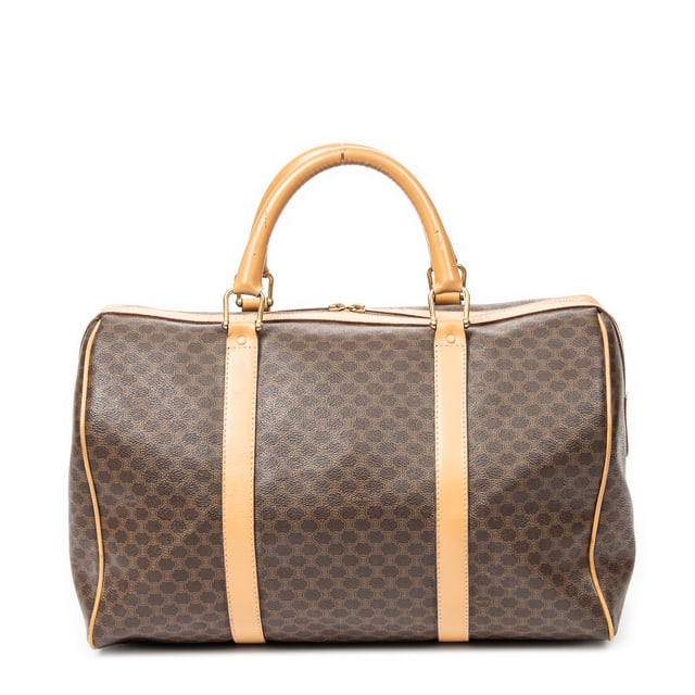 Celine Bolsos Vintage Medium Travel Boston  Bolsa de viaje en Marrón/Beige Lona recubierta y Oro hardware. El producto esta en Muy Buenas Condiciones (AB).
  Dimensiones: 40x25x20 cm 
  Accesorios incluidos: Cadenas; Key(s)
  Notas de Exterior: Ligeras marcas de suciedad, Llantas ligeramente desgastadas
Notas de la correa/asa: Ligeras arrugas
  BrandCo Paris encuentra artículos raros y en las mejores condiciones a precios increíbles. ¡Vale la pena tener paciencia! Compra con confianza: todos los artículos de BrandCo Paris son seleccionados y autenticados cuidadosamente por nuestro equipo de expertos.
  Todos los artículos vienen con un certificado de autenticidad y un embalaje entregado por BrandCo Paris.
  Tabla de clasificación de la condición del artículo
  N (como nuevo)
  AA (perfecto estado)
  A (excelente estado)
  AB (muy buen estado)
  B (bueno/regular)