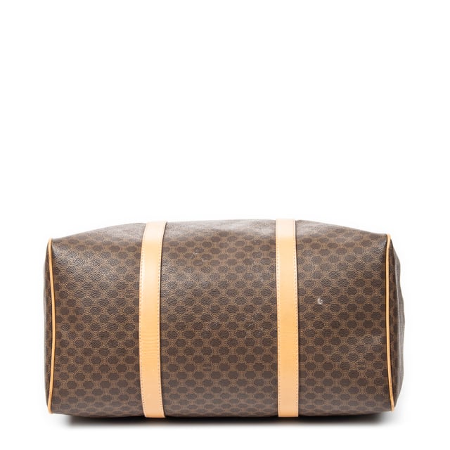 Celine Bolsos Vintage Medium Travel Boston  Bolsa de viaje en Marrón/Beige Lona recubierta y Oro hardware. El producto esta en Muy Buenas Condiciones (AB).
  Dimensiones: 40x25x20 cm 
  Accesorios incluidos: Cadenas; Key(s)
  Notas de Exterior: Ligeras marcas de suciedad, Llantas ligeramente desgastadas
Notas de la correa/asa: Ligeras arrugas
  BrandCo Paris encuentra artículos raros y en las mejores condiciones a precios increíbles. ¡Vale la pena tener paciencia! Compra con confianza: todos los artículos de BrandCo Paris son seleccionados y autenticados cuidadosamente por nuestro equipo de expertos.
  Todos los artículos vienen con un certificado de autenticidad y un embalaje entregado por BrandCo Paris.
  Tabla de clasificación de la condición del artículo
  N (como nuevo)
  AA (perfecto estado)
  A (excelente estado)
  AB (muy buen estado)
  B (bueno/regular)