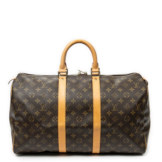 Louis Vuitton Bolsos Keepall 45 Bolsa de viaje en Marrón Lona recubierta y Latón dorado hardware. El producto esta en Excelentes Condiciones (A).
  Dimensiones: 45x24x20 cm 
  Accesorios incluidos: None
  Notas de Exterior: Marcas de agua ligeras en vachetta
  BrandCo Paris encuentra artículos raros y en las mejores condiciones a precios increíbles. ¡Vale la pena tener paciencia! Compra con confianza: todos los artículos de BrandCo Paris son seleccionados y autenticados cuidadosamente por nuestro equipo de expertos.
  Todos los artículos vienen con un certificado de autenticidad y un embalaje entregado por BrandCo Paris.
  Tabla de clasificación de la condición del artículo
  N (como nuevo)
  AA (perfecto estado)
  A (excelente estado)
  AB (muy buen estado)
  B (bueno/regular)