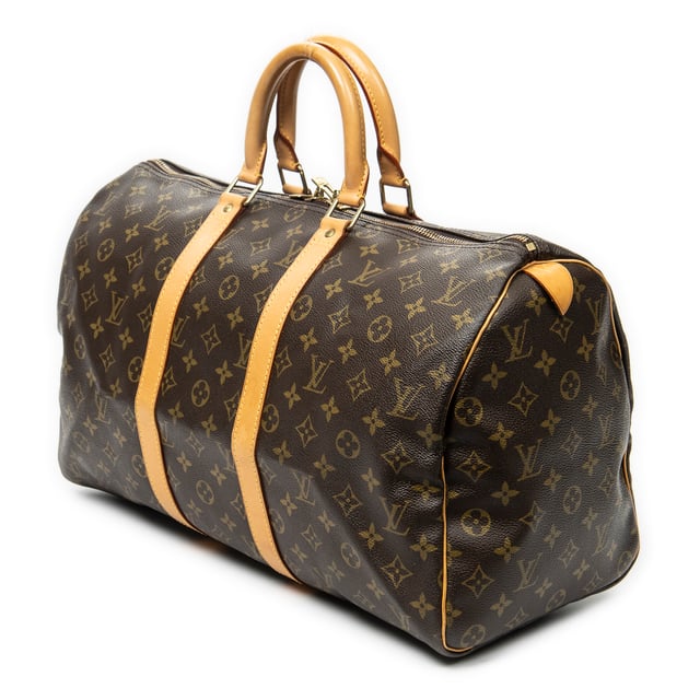Louis Vuitton Bolsos Keepall 45 Bolsa de viaje en Marrón Lona recubierta y Latón dorado hardware. El producto esta en Excelentes Condiciones (A).
  Dimensiones: 45x24x20 cm 
  Accesorios incluidos: None
  Notas de Exterior: Marcas de agua ligeras en vachetta
  BrandCo Paris encuentra artículos raros y en las mejores condiciones a precios increíbles. ¡Vale la pena tener paciencia! Compra con confianza: todos los artículos de BrandCo Paris son seleccionados y autenticados cuidadosamente por nuestro equipo de expertos.
  Todos los artículos vienen con un certificado de autenticidad y un embalaje entregado por BrandCo Paris.
  Tabla de clasificación de la condición del artículo
  N (como nuevo)
  AA (perfecto estado)
  A (excelente estado)
  AB (muy buen estado)
  B (bueno/regular)