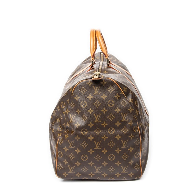 Louis Vuitton Bolsos Keepall 60 Bolsa de viaje en Marrón Lona recubierta y Latón dorado hardware. El producto esta en Muy Buenas Condiciones (AB).
  Dimensiones: 60x26x31 cm 
  Accesorios incluidos: None
  Notas de Hardware: Ligeramente deslustrado
Notas de la correa/asa: Mangos ligeramente oscuros
  BrandCo Paris encuentra artículos raros y en las mejores condiciones a precios increíbles. ¡Vale la pena tener paciencia! Compra con confianza: todos los artículos de BrandCo Paris son seleccionados y autenticados cuidadosamente por nuestro equipo de expertos.
  Todos los artículos vienen con un certificado de autenticidad y un embalaje entregado por BrandCo Paris.
  Tabla de clasificación de la condición del artículo
  N (como nuevo)
  AA (perfecto estado)
  A (excelente estado)
  AB (muy buen estado)
  B (bueno/regular)