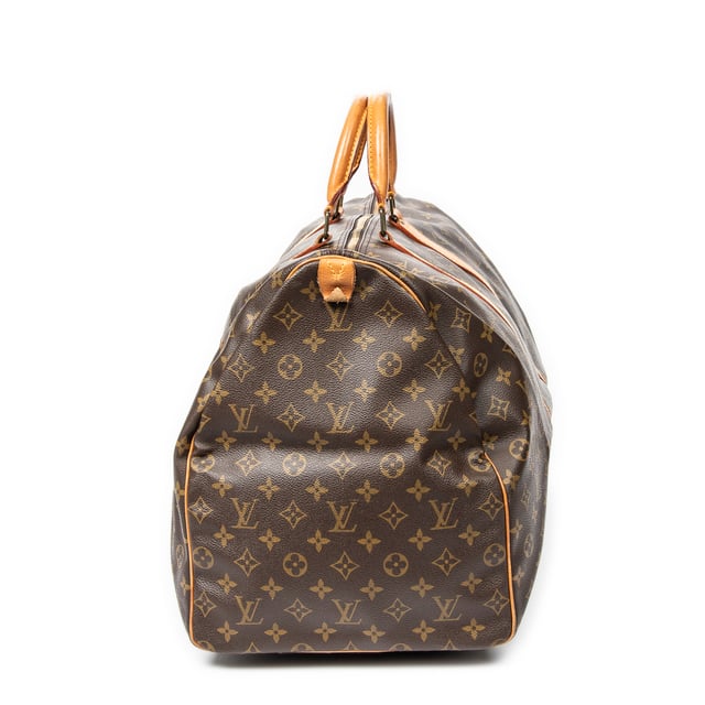 Louis Vuitton Bolsos Keepall 60 Bolsa de viaje en Marrón Lona recubierta y Latón dorado hardware. El producto esta en Muy Buenas Condiciones (AB).
  Dimensiones: 60x26x31 cm 
  Accesorios incluidos: None
  Notas de Hardware: Ligeramente deslustrado
Notas de la correa/asa: Mangos ligeramente oscuros
  BrandCo Paris encuentra artículos raros y en las mejores condiciones a precios increíbles. ¡Vale la pena tener paciencia! Compra con confianza: todos los artículos de BrandCo Paris son seleccionados y autenticados cuidadosamente por nuestro equipo de expertos.
  Todos los artículos vienen con un certificado de autenticidad y un embalaje entregado por BrandCo Paris.
  Tabla de clasificación de la condición del artículo
  N (como nuevo)
  AA (perfecto estado)
  A (excelente estado)
  AB (muy buen estado)
  B (bueno/regular)