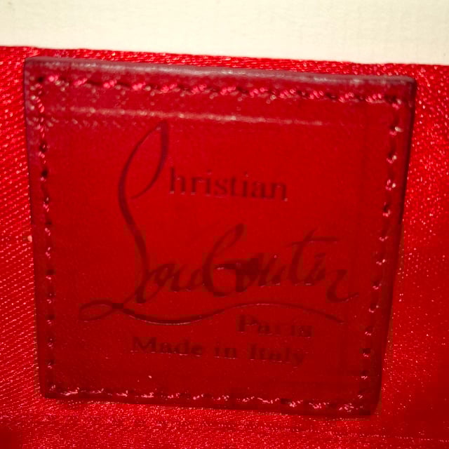VINTAGE, RRP AS NEW
The Christian Louboutin Bow Clutch Bag in black satin is the epitome of evening elegance, featuring a sculptural bow detail and the brand’s signature red lining. Its sleek silhouette and soft satin finish bring a touch of Parisian glamour to any formal look. **Style tip:** Pair it with a strapless gown or a tailored jumpsuit to highlight the clutch’s sophisticated charm and statement bow.

 Christian Louboutin Bow Clutch Bag in Black Satin

Condition: Excellent
Signs of wear: No retail tag, No visible sign of wear., 
Packaging: Dust bag
Color: Black
Material: Satin 
Size: One Size | One Size
Measurements: Width: 45; Height: 90; Length: 220
SKU: NAPPUGBBA525368W