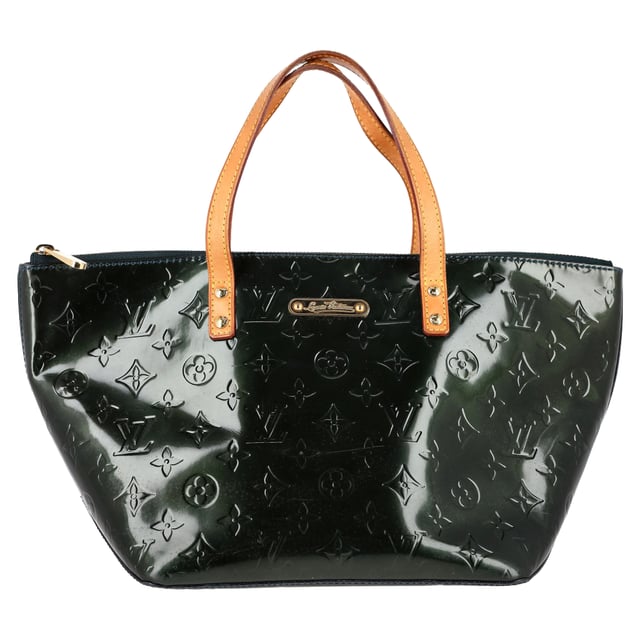 VINTAGE, RRP AS NEW
Make a statement wherever you go with this dazzling Louis Vuitton Nuit Monogram Vernis Bellevue PM Bag. Crafted from glossy green patent leather, it radiates a vibrant yet sophisticated aura. The iconic monogram Vernis finish adds subtle texture while resisting stains, perfect for everyday glam. Despite its compact size, the Bellevue PM offers enough room to carry all your essentials, making it ideal for city adventures or evening events.


Louis Vuitton Nuit Monogram Vernis Bellevue PM Bag in Green Patent Leather
Condition: very good
Signs of wear:  light marks on exterior
Packaging: Dust bag
Color: Green 
Material: Leather | patent leather
Size: One Size | One Size
Measurements: Width: 200; Height: 220; Length: 230; Handle drop: 100; Strap length: 0
SKU: NAPPUGBBA527636W