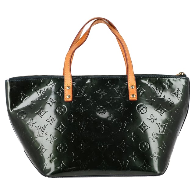 VINTAGE, RRP AS NEW
Make a statement wherever you go with this dazzling Louis Vuitton Nuit Monogram Vernis Bellevue PM Bag. Crafted from glossy green patent leather, it radiates a vibrant yet sophisticated aura. The iconic monogram Vernis finish adds subtle texture while resisting stains, perfect for everyday glam. Despite its compact size, the Bellevue PM offers enough room to carry all your essentials, making it ideal for city adventures or evening events.


Louis Vuitton Nuit Monogram Vernis Bellevue PM Bag in Green Patent Leather
Condition: very good
Signs of wear:  light marks on exterior
Packaging: Dust bag
Color: Green 
Material: Leather | patent leather
Size: One Size | One Size
Measurements: Width: 200; Height: 220; Length: 230; Handle drop: 100; Strap length: 0
SKU: NAPPUGBBA527636W