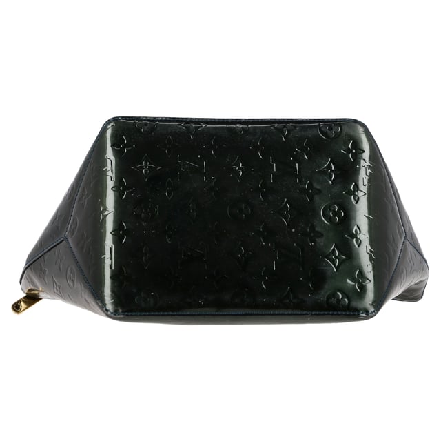 VINTAGE, RRP AS NEW
Make a statement wherever you go with this dazzling Louis Vuitton Nuit Monogram Vernis Bellevue PM Bag. Crafted from glossy green patent leather, it radiates a vibrant yet sophisticated aura. The iconic monogram Vernis finish adds subtle texture while resisting stains, perfect for everyday glam. Despite its compact size, the Bellevue PM offers enough room to carry all your essentials, making it ideal for city adventures or evening events.


Louis Vuitton Nuit Monogram Vernis Bellevue PM Bag in Green Patent Leather
Condition: very good
Signs of wear:  light marks on exterior
Packaging: Dust bag
Color: Green 
Material: Leather | patent leather
Size: One Size | One Size
Measurements: Width: 200; Height: 220; Length: 230; Handle drop: 100; Strap length: 0
SKU: NAPPUGBBA527636W