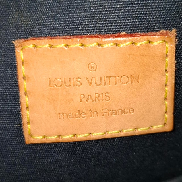 VINTAGE, RRP AS NEW
Make a statement wherever you go with this dazzling Louis Vuitton Nuit Monogram Vernis Bellevue PM Bag. Crafted from glossy green patent leather, it radiates a vibrant yet sophisticated aura. The iconic monogram Vernis finish adds subtle texture while resisting stains, perfect for everyday glam. Despite its compact size, the Bellevue PM offers enough room to carry all your essentials, making it ideal for city adventures or evening events.


Louis Vuitton Nuit Monogram Vernis Bellevue PM Bag in Green Patent Leather
Condition: very good
Signs of wear:  light marks on exterior
Packaging: Dust bag
Color: Green 
Material: Leather | patent leather
Size: One Size | One Size
Measurements: Width: 200; Height: 220; Length: 230; Handle drop: 100; Strap length: 0
SKU: NAPPUGBBA527636W
